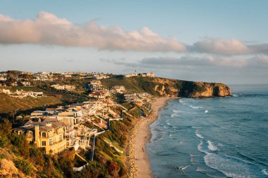 Kayalıkların görünümü ve Strand Plajı, Dana Point, Orange County, C