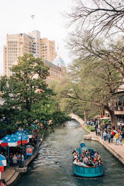 San Antonio, Teksas 'ta bir tekne ve Riverwalk