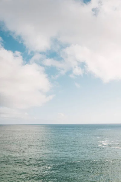 Pasifik Okyanusu üzerinde bulutlar, Treasure Island Park, Lagun içinde — Stok fotoğraf