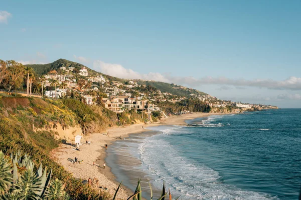 Uitzicht op het strand en de heuvels op Treasure Island Park, in Laguna B — Stockfoto