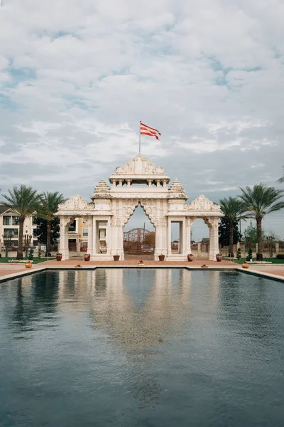 Reflecting pool and gate at the BAPS Shri Swaminarayan Mandir Hi — Stock Photo, Image