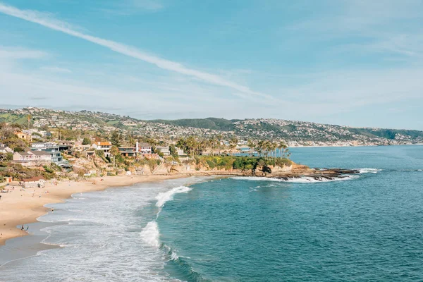 Vista de praia e falésias em Crescent Bay, a partir de Crescent Bay Poin — Fotografia de Stock