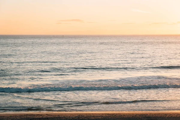 Ondas no Oceano Pacífico ao pôr do sol, Salt Creek Beach, em Dana — Fotografia de Stock