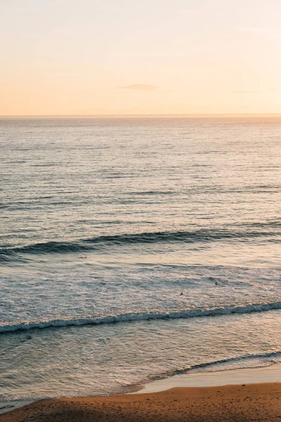 Ondas no Oceano Pacífico ao pôr do sol, Salt Creek Beach, em Dana — Fotografia de Stock