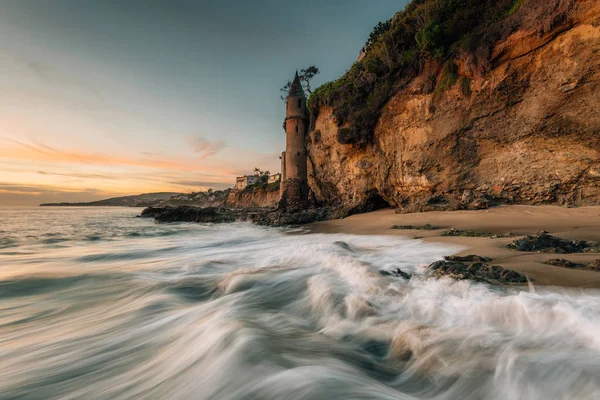 Olas en el Océano Pacífico y la Torre Pirata al atardecer, en Vi —  Fotos de Stock