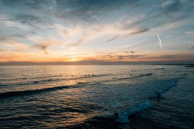 Pasifik Okyanusu üzerinde gün batımı, Newport Beach, Orange County, 