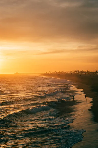 Pôr-do-sol vibrante sobre a praia do cais de Balboa, em Newport B — Fotografia de Stock
