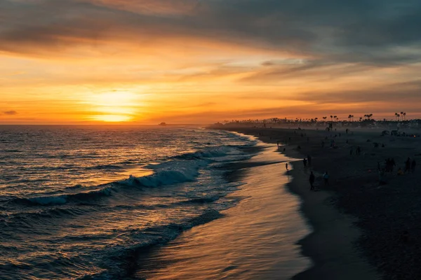 Levendige zonsondergang over het strand vanaf de Balboa Pier, in Newport B — Stockfoto