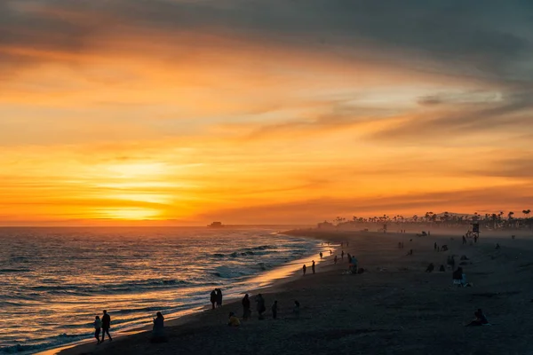 Newport B'deki Balboa İskelesi'nden sahilde canlı gün batımı — Stok fotoğraf