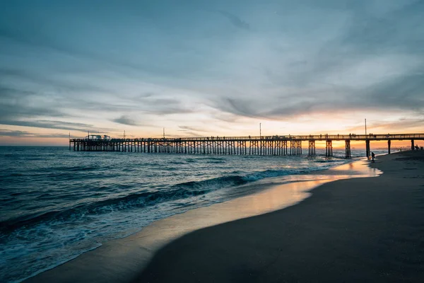 O cais de Balboa ao pôr do sol, em Newport Beach, Orange County, Cali — Fotografia de Stock
