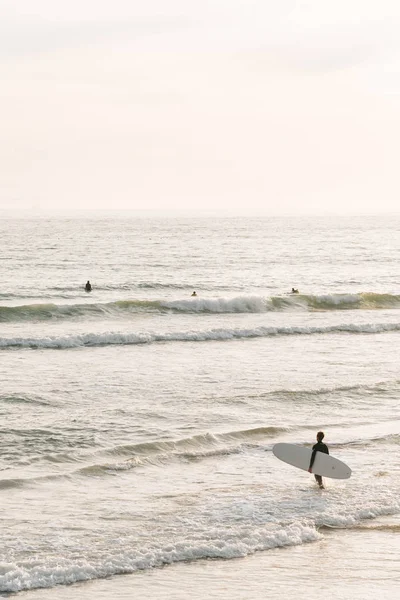 Bir sörfçü Pasifik Okyanusu girer, Newport Beach, Orange Coun — Stok fotoğraf