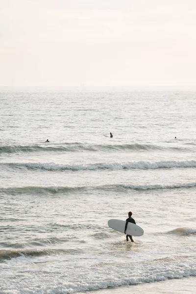 Bir sörfçü Pasifik Okyanusu girer, Newport Beach, Orange Coun — Stok fotoğraf