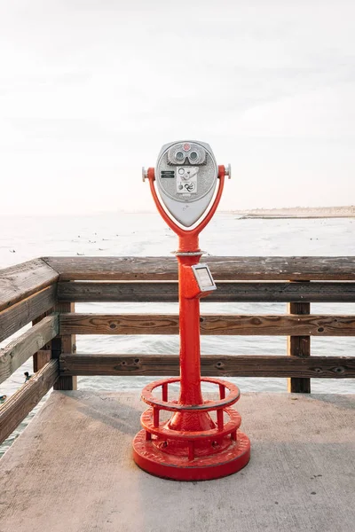 Mynt manövrerade kikare på bryggan i Newport Beach, orange Co — Stockfoto