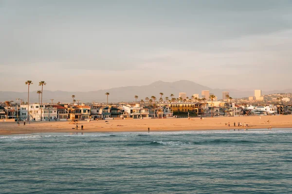 Avond uitzicht op het strand vanaf de pier in Newport Beach, Orange — Stockfoto