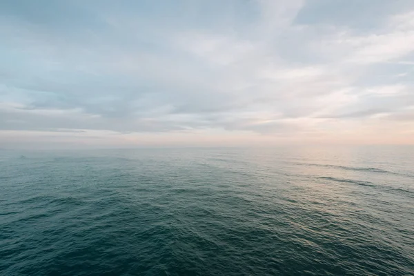 Aguas tranquilas del Océano Pacífico al atardecer, desde el muelle de New — Foto de Stock