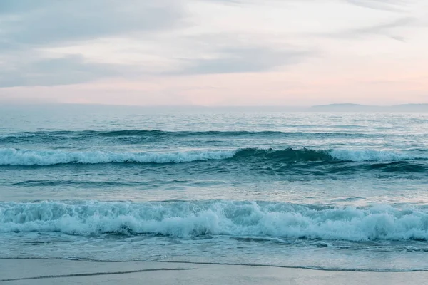 Wellen im Pazifik bei Sonnenuntergang, in Newport Beach, Orangenanzahl — Stockfoto