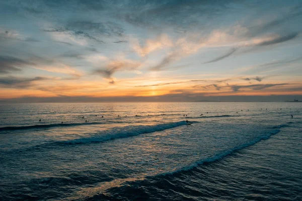 Zonsondergang over de Stille Oceaan, in Newport Beach, Orange County, — Stockfoto