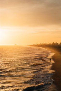 Newport Beach, Orange County'deki Balboa İskelesi'nden gün batımı manzarası