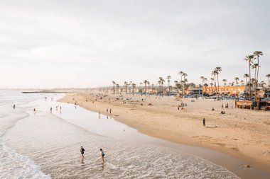 Newport Beach, Califo iskelesinden plaj Akşam görünümü