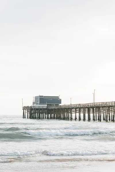 Pasifik Okyanusu'ndaki dalgalar ve Newport Beach, Orange'daki iskele — Stok fotoğraf