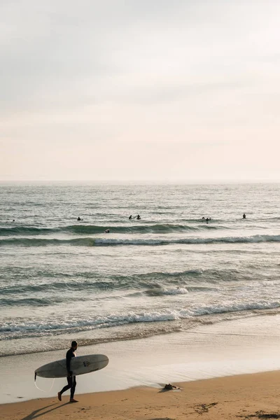 Un surfista en la playa en Newport Beach, Condado de Orange, California — Foto de Stock