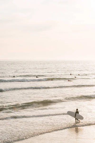 Un surfista en la playa en Newport Beach, Condado de Orange, California — Foto de Stock