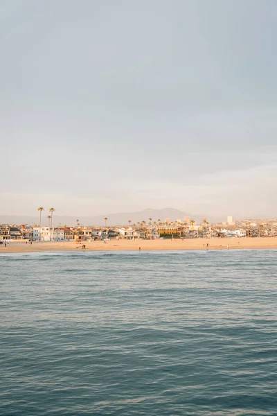 Pohled na pláž z mola v Newport Beach, Kalifornie — Stock fotografie