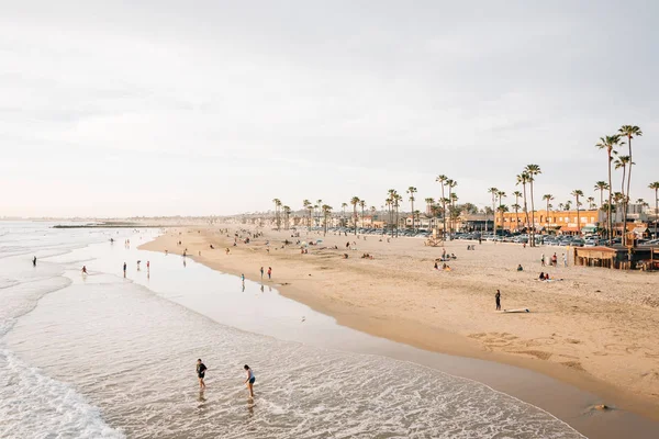 Esti kilátás a strandra a mólón a Newport Beach, Califo — Stock Fotó