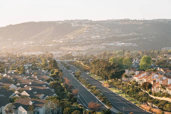 Uitzicht op de Pacific Coast Highway en de heuvels van Hilltop Park, in da — Stockfoto