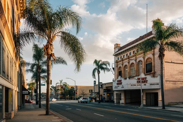 Edificios y palmeras en la calle principal en el centro de Santa Ana, C — Foto de Stock