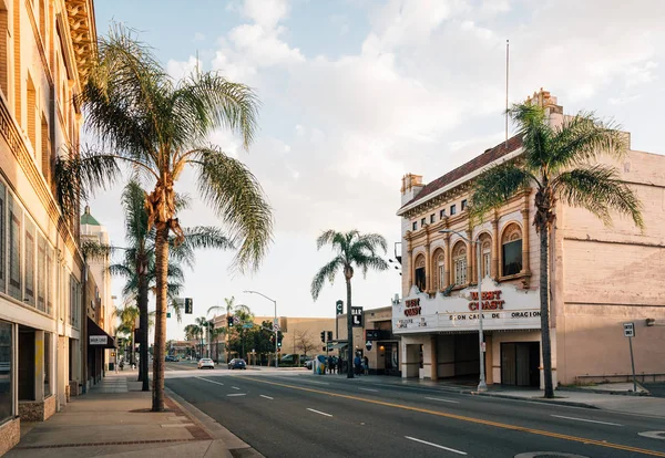 Épületek és pálmafák a Main Streeten, Santa Ana belvárosában, C — Stock Fotó