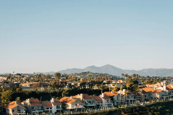 Pohled na domy a kopce od parku na kopci v Dana Point, oranžová — Stock fotografie