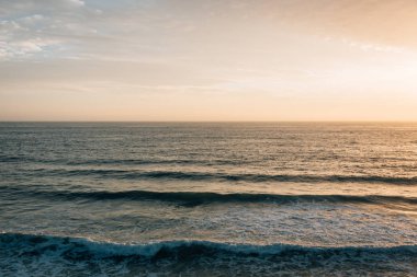 Gün batımında Pasifik Okyanusu'nda dalgalar, L Pearl Street Beach