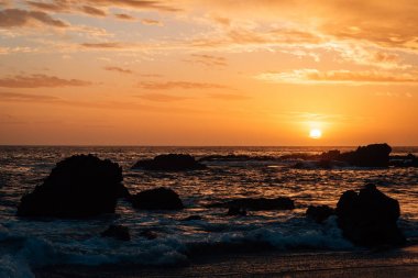 Gün batımında kayalık sahil, Wood's Cove, Laguna Beach, Orange C