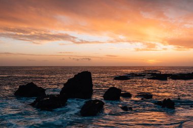Gün batımında kayalık sahil, Wood's Cove, Laguna Beach, Orange C