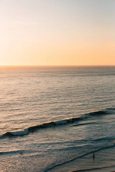 Golven in de Stille Oceaan bij zonsondergang, Salt Creek Beach, in Dana — Stockfoto