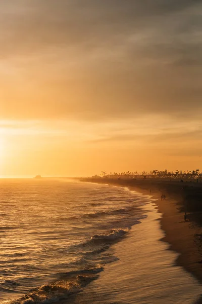 Uitzicht op de zonsondergang vanaf de Balboa Pier in Newport Beach, Orange County — Stockfoto