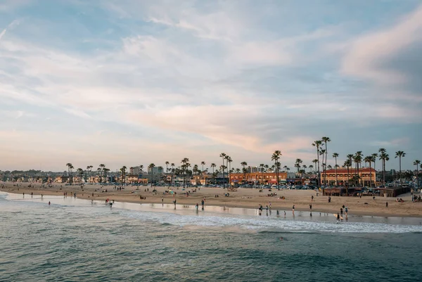Widok na plażę o zachodzie słońca, w Newport Beach, Orange County, CA — Zdjęcie stockowe