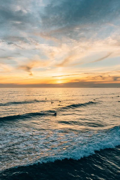 Ondas no Oceano Pacífico ao pôr do sol, em Newport Beach, Orange C — Fotografia de Stock