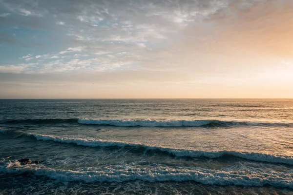 Fale na Oceanie Spokojnym o zachodzie słońca, przy Pearl Street Beach w L — Zdjęcie stockowe