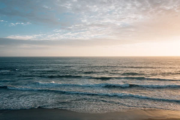 Vågor i Stilla havet vid solnedgången, vid Pearl Street Beach i L — Stockfoto