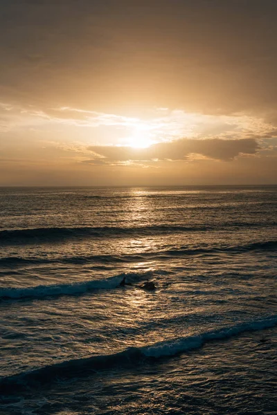 Wellen im Pazifik bei Sonnenuntergang, am Perlenstraßenstrand in L — Stockfoto