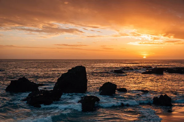 Felsige Küste bei Sonnenuntergang, an einer Bucht im Wald, am Lagunenstrand, orange — Stockfoto