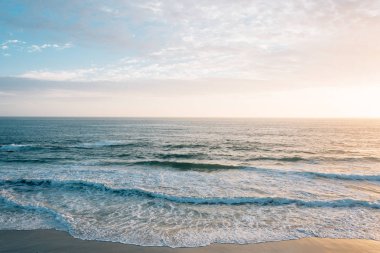 Pasifik Okyanusu günbatımı, Laguna Beach, turuncu Co, dalgalar