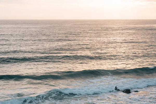 Ondas no Oceano Pacífico ao pôr do sol, em Pearl Street Beach em L — Fotografia de Stock