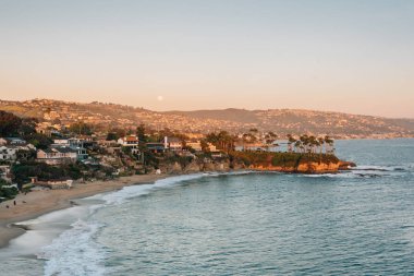 Laguna Beach Crescent Bay Gün batımı görünümü, Orange County, Cali