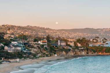 Laguna Beach Crescent Bay Gün batımı görünümü, Orange County, Cali