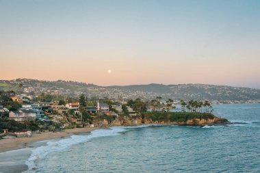Laguna Beach Crescent Bay üzerinde Moonrise, Orange County, Calif