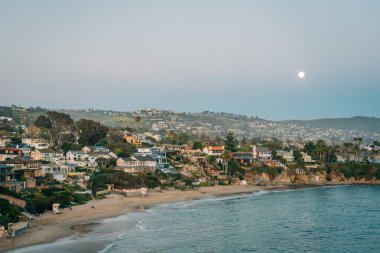 Laguna Beach Crescent Bay üzerinde Moonrise, Orange County, Calif