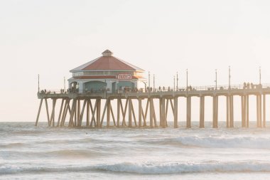 Gün batımı, Huntington Beach, Orange County, California'dan iskelede